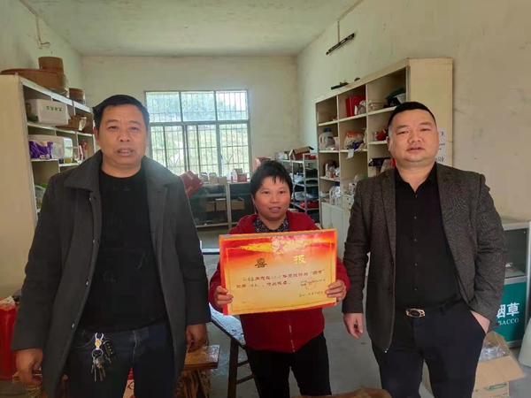 新化县田坪镇人武部把现役军人喜报送到家