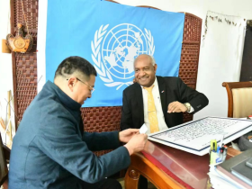 画家张华锋向联合国教科文组织捐赠作品