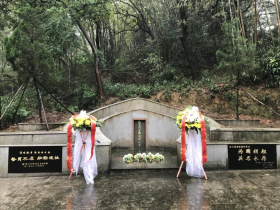 五邑大学师生清明拜祭陈冠时烈士墓