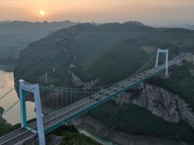 贵州第一座超宽钢桁悬索桥进行静力荷载试验