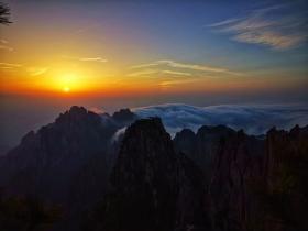 安徽黄山风景区：黄山之巅 日出奇观