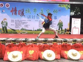 陈老乡传人、海外侨领陈革用滚趟双刀武艺慰问合川环卫工人