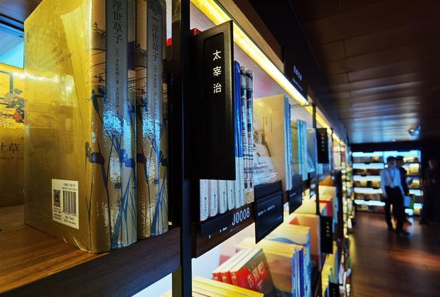 疫情后国内最大实体书店成都开业