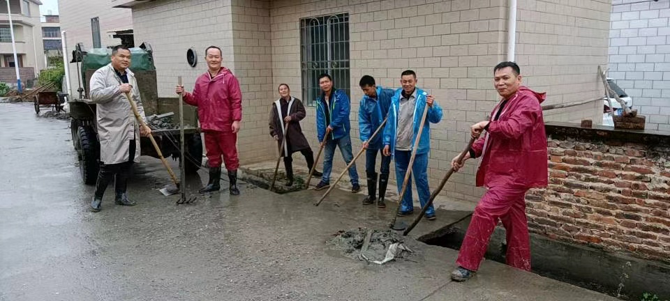 广东省乐昌市楼下村新乡贤志愿积极参与村庄清洁行动