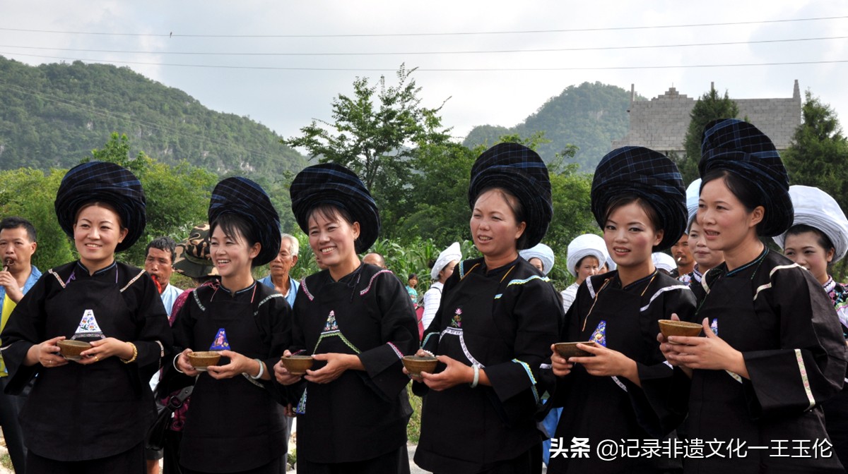 礼制衣承——布依族服饰展在贵州省非遗工坊开幕