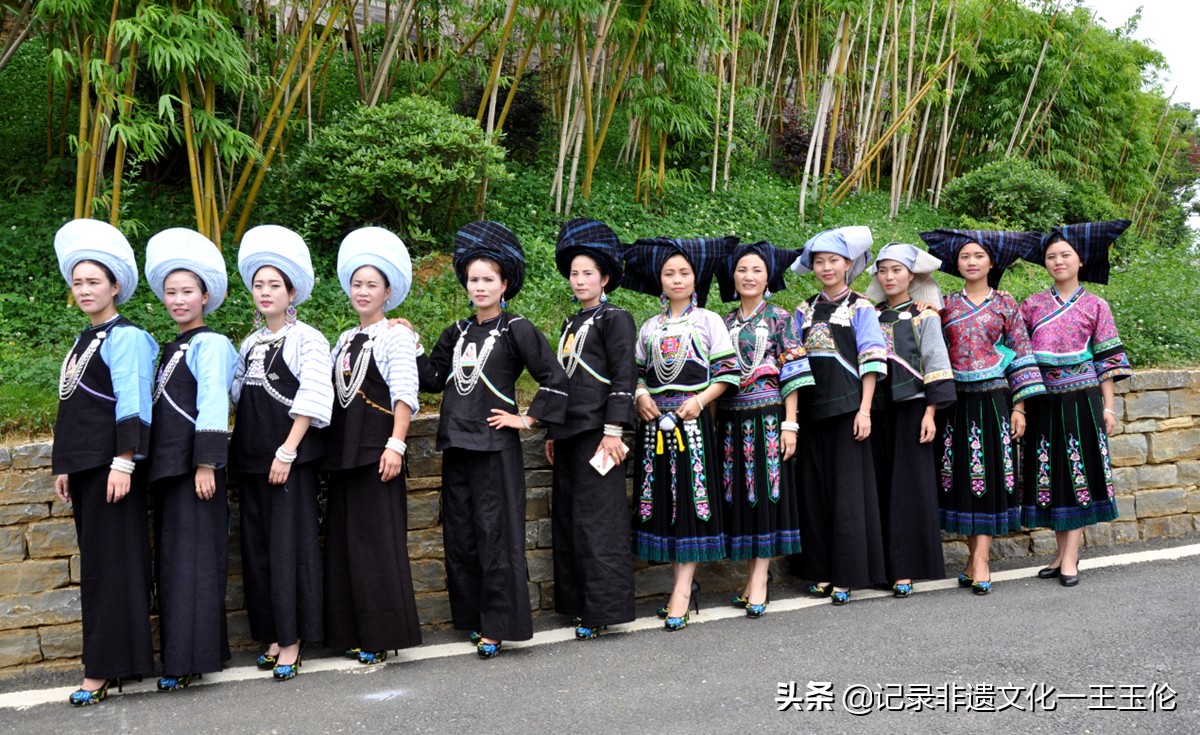 礼制衣承——布依族服饰展在贵州省非遗工坊开幕