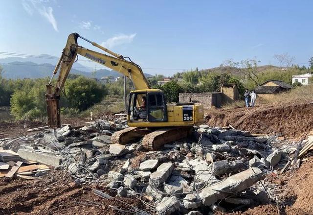 河源某村一占用耕地违法建筑被依法强制拆除!-图片2