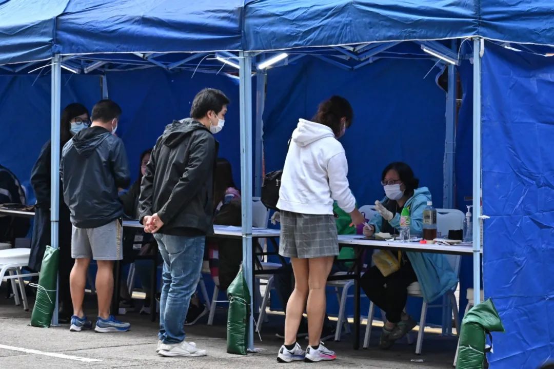 疫情好转,香港最新举措:暂停全民检测,放宽防疫,恢复堂课,撤禁飞令!-图片2