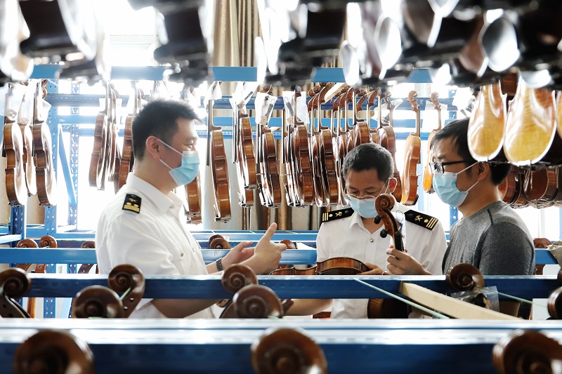 驻马店海关关员到小提琴生产企业调研1 驻马店海关关员到小提琴生产企业调研1