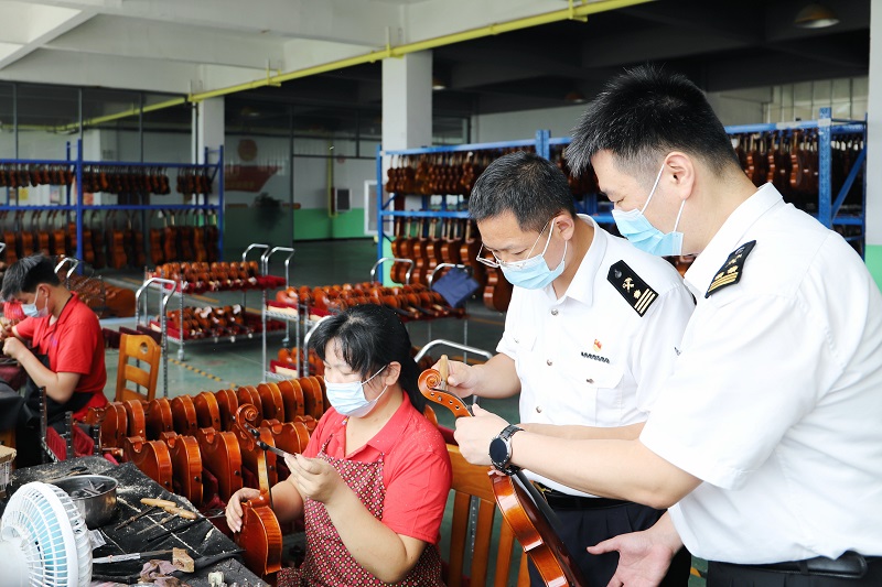 驻马店海关关员到小提琴生产企业调研2 奏响老区致富“交响曲” “确山小提琴”让“中国声音”响彻“四海八荒”(图)