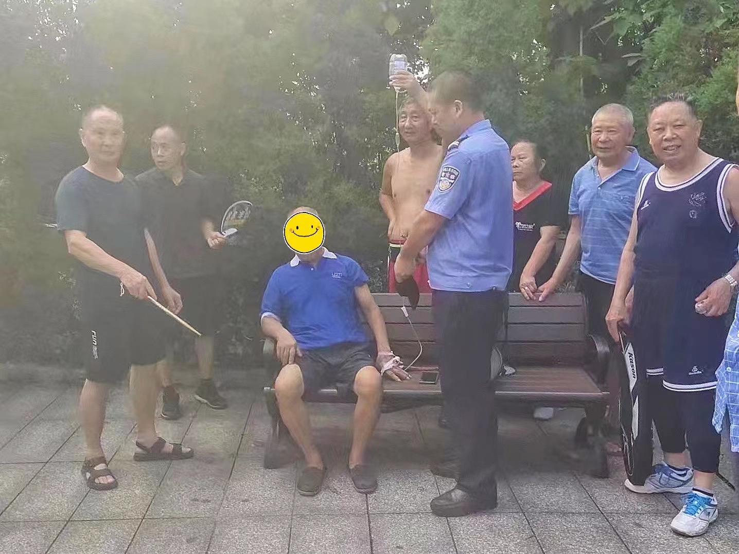 【我为群众办实事】患病老人公园中暑，警民携手暖心相助
