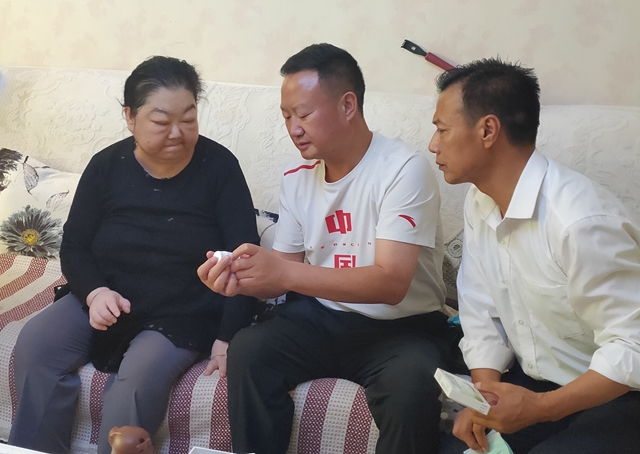 新疆兵团第一师三团党委情系教师节慰问暖人心