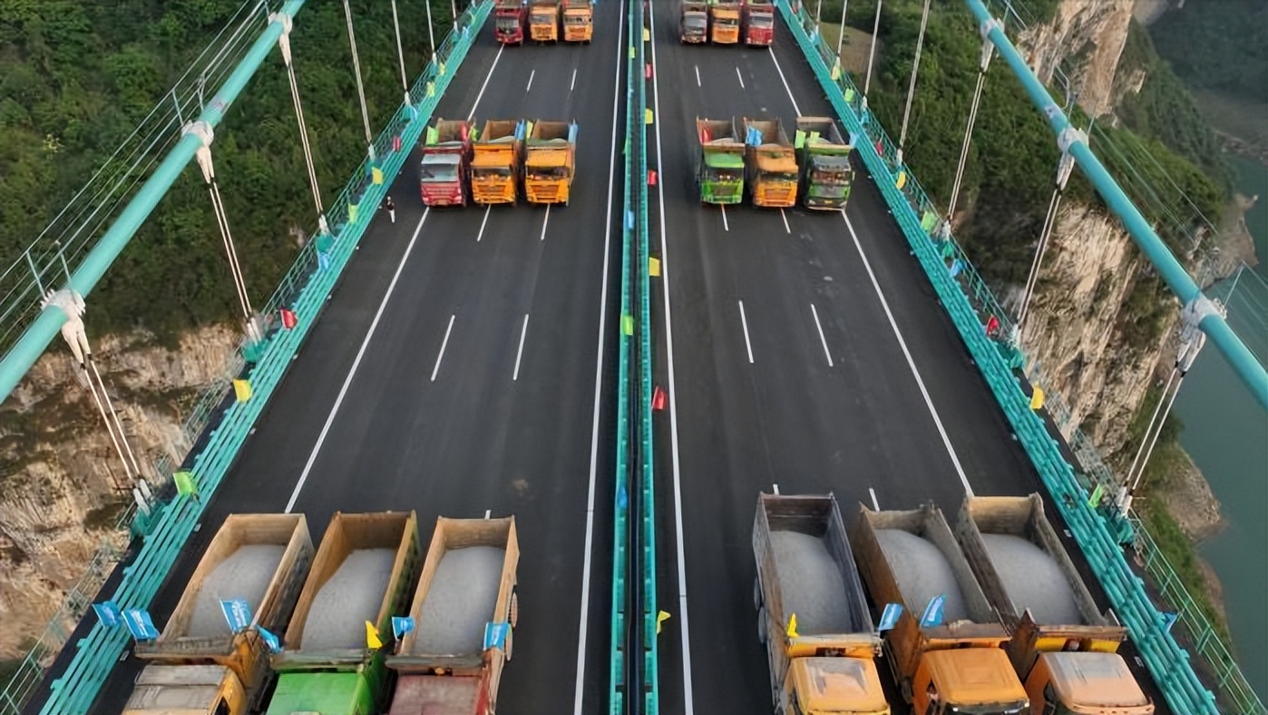 贵州第一座超宽钢桁悬索桥进行静力荷载试验