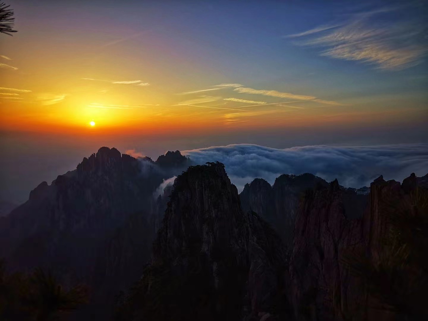 安徽黄山风景区：黄山之巅 日出奇观